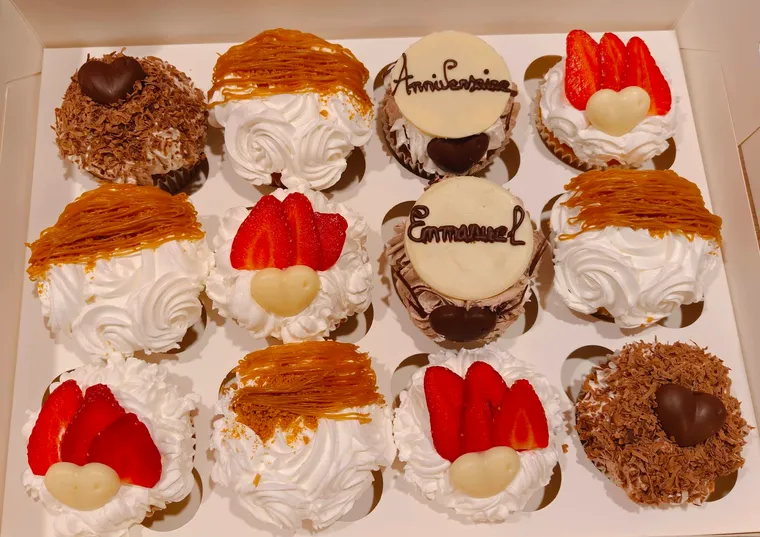 Assortiment de mignardises : éclairs, choux et tartelettes aux fraises