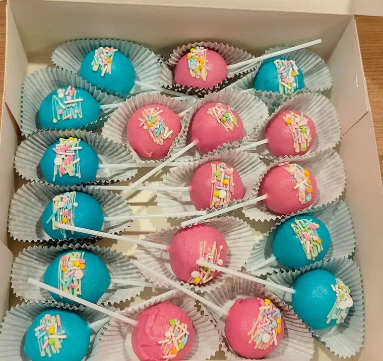 Cake pops glacés rose et bleu pour une baby shower