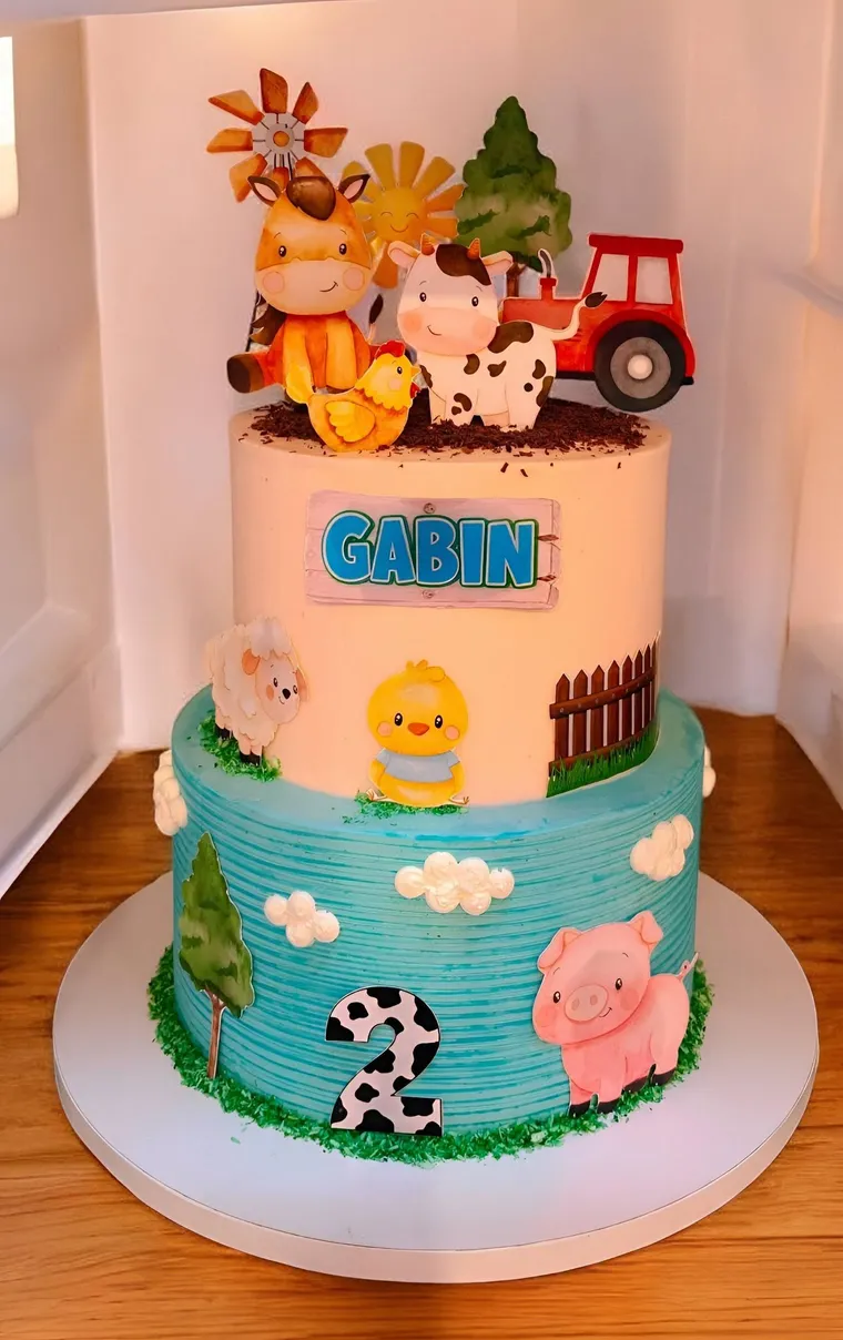 Gâteau deux étages sur le thème de la ferme, animaux et tracteur en sucre
