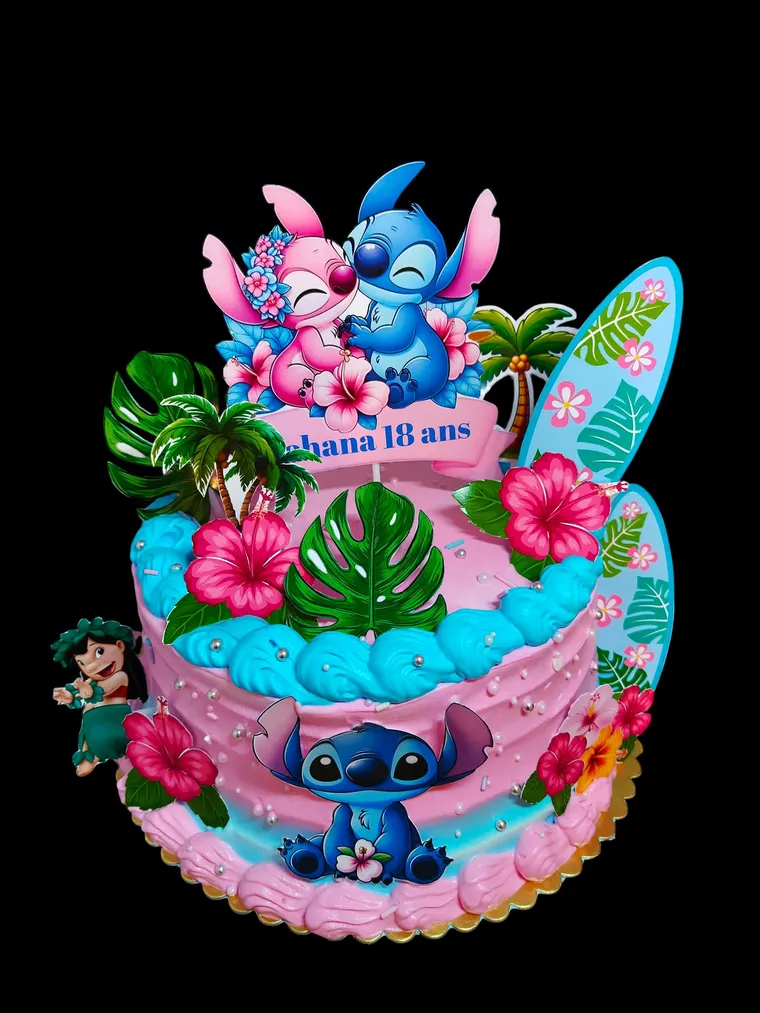 Gâteau deux étages tropical, fleurs d’hibiscus et palmiers