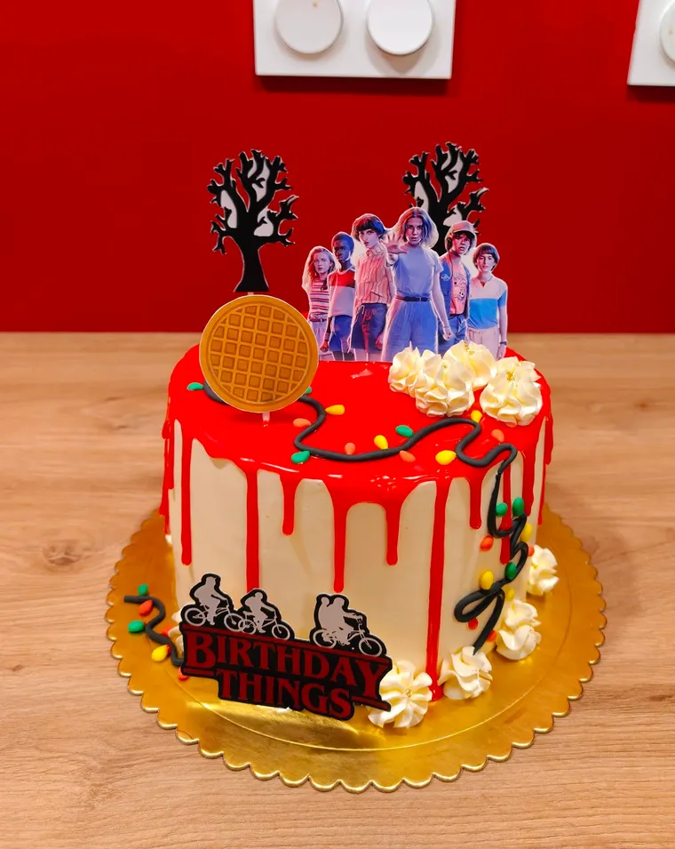 Gâteau blanc à coulée rouge, décor de série télévisée