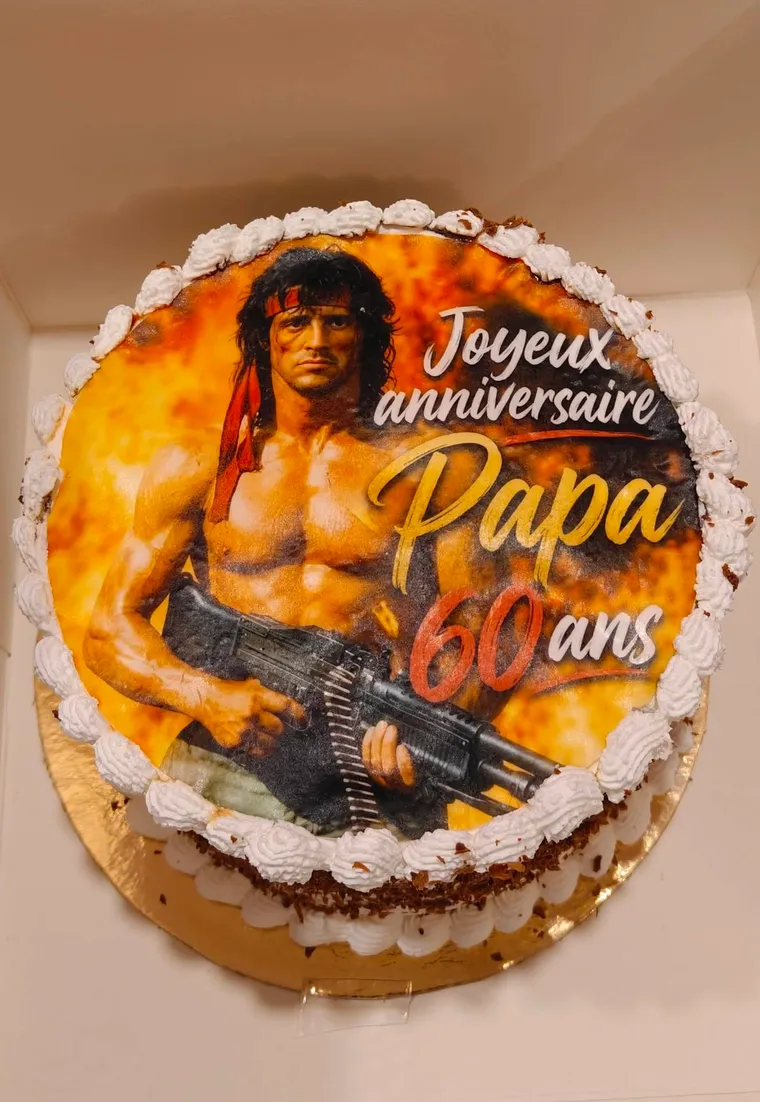 Gâteau surmonté d’une photo imprimée en impression comestible