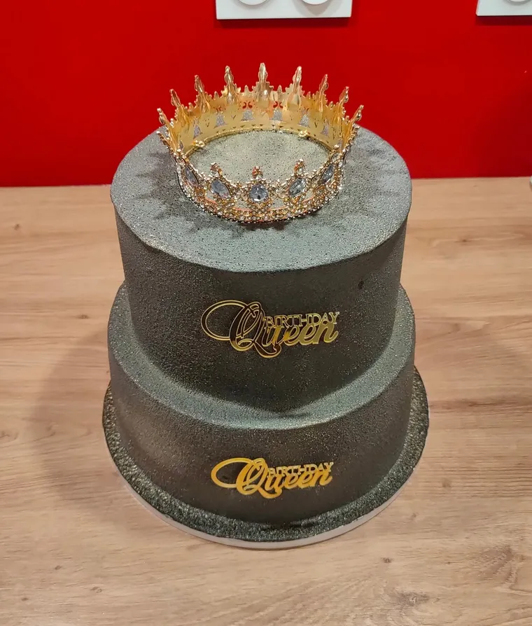 Gâteau deux étages gris anthracite, lettrage doré et couronne