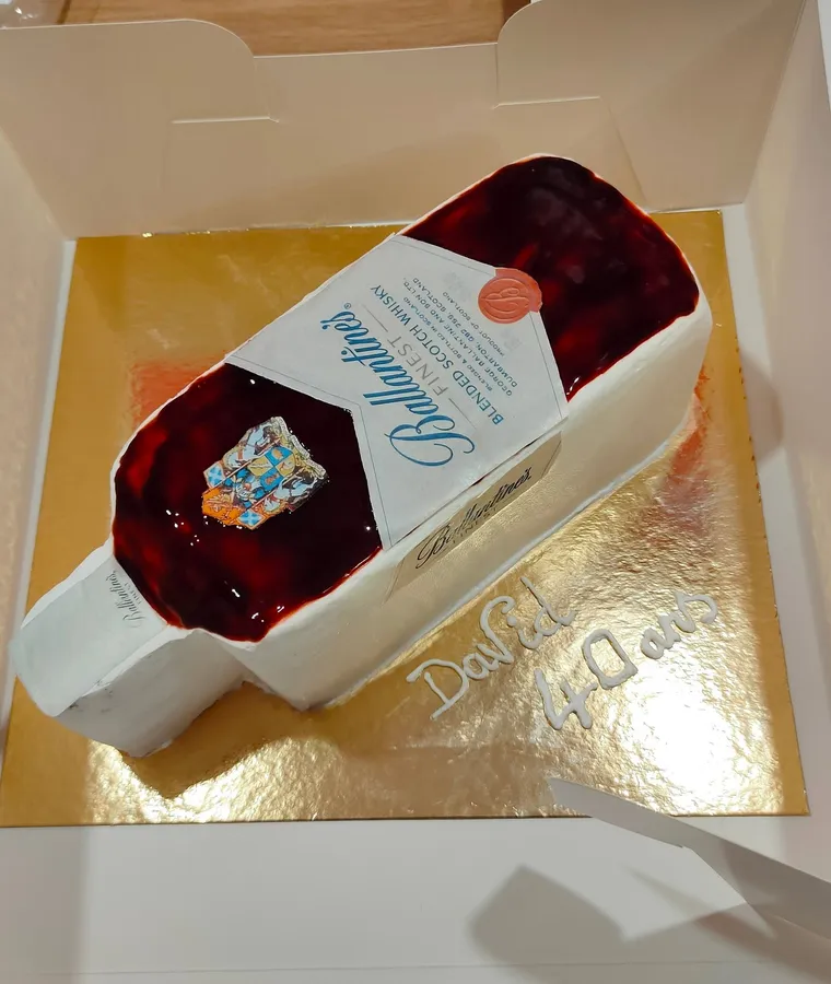 Gâteau sculpté en forme de bouteille avec son étiquette