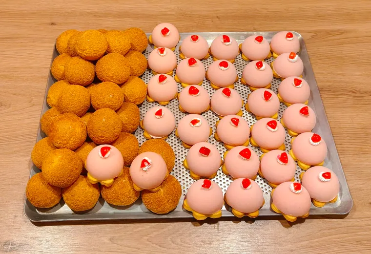 Plaque de mini-choux et de mini-entremets au glaçage rosé