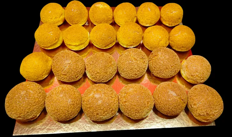 Mini-muffins dorés rangés en lignes
