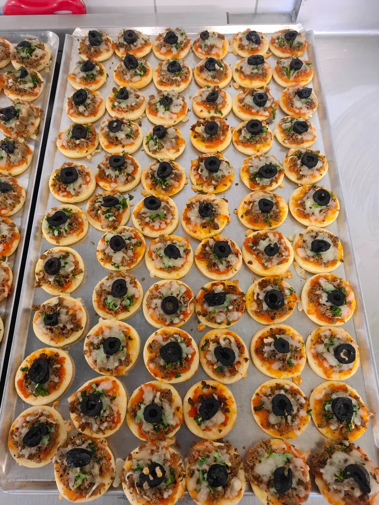 Mini-tartelettes aux fruits alignées sur une plaque