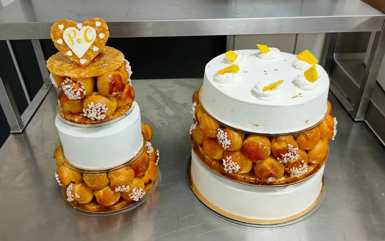 Pièce montée de choux dressée sur présentoir