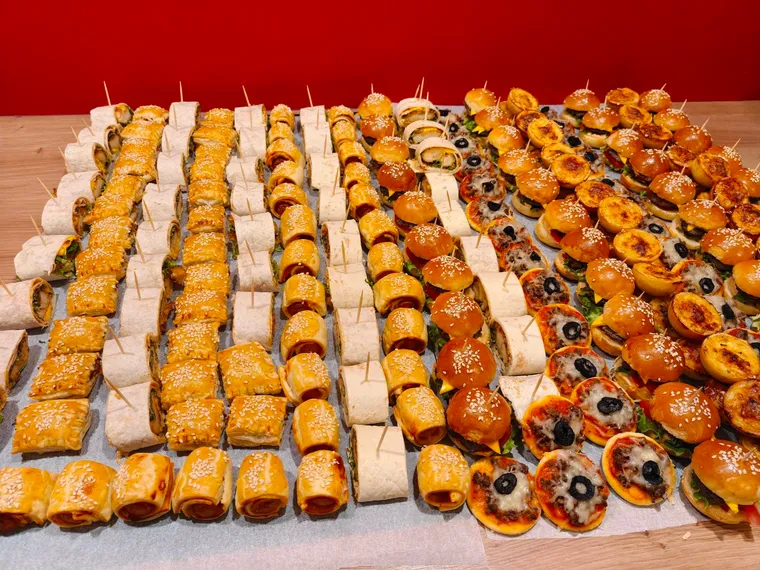 Plateau de buffet salé garni en rangées serrées