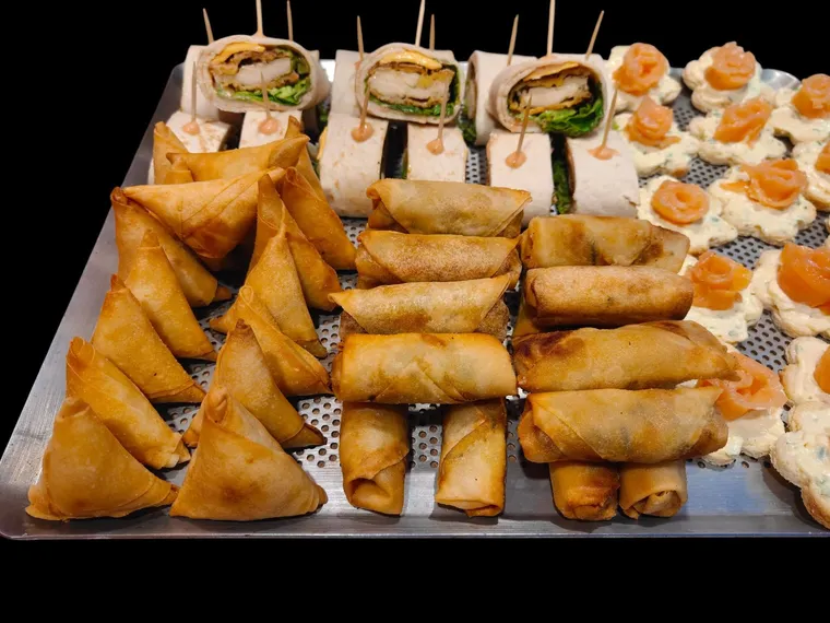 Plateau de buffet salé avec brochettes et bouchées assorties