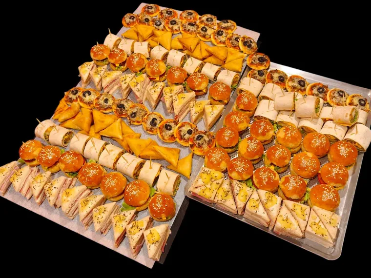 Deux plateaux de buffet salé : mini-burgers, wraps, samoussas et mini-pizzas