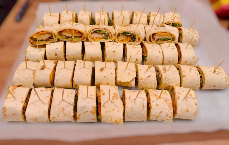 Wraps coupés et piqués, alignés sur un plateau